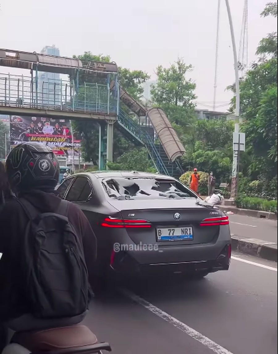 Akhir Damai BMW Dirusak Massa Usai Tabrak Motor di Jakbar