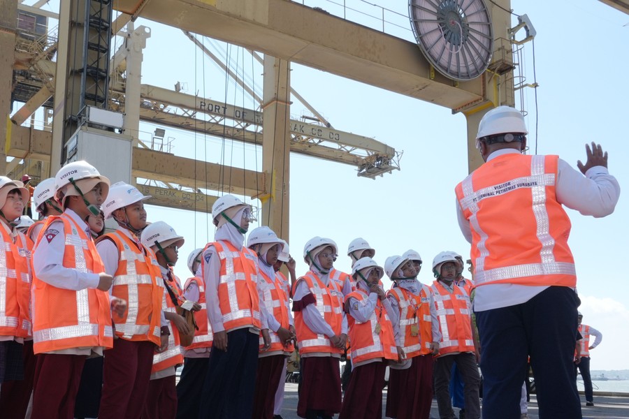 Pelindo Kenalkan Dunia Pelabuhan dan Keselamatan kepada 555 Pelajar Lewat Program Portground