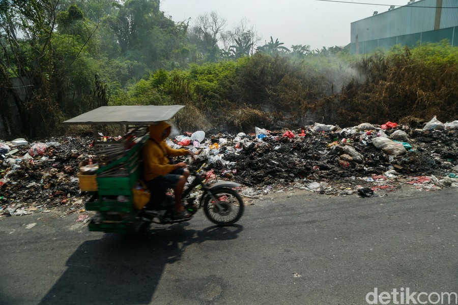 Taman di Tarumajaya Bekasi Kini Jadi Tempat Pembuangan Sampah Liar