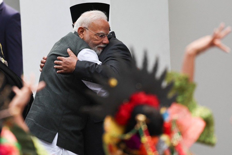 Pelukan Hangat Prabowo Sambut PM India di Istana Merdeka
