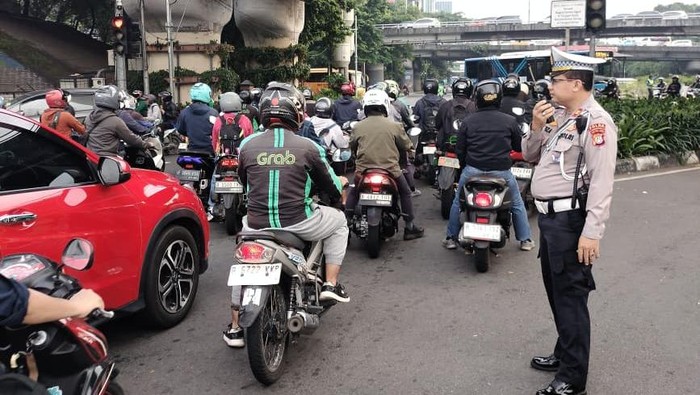 Ada Kecelakaan di Cawang, Lalu Lintas MT Haryono Arah Pancoran Tersendat Pagi Ini