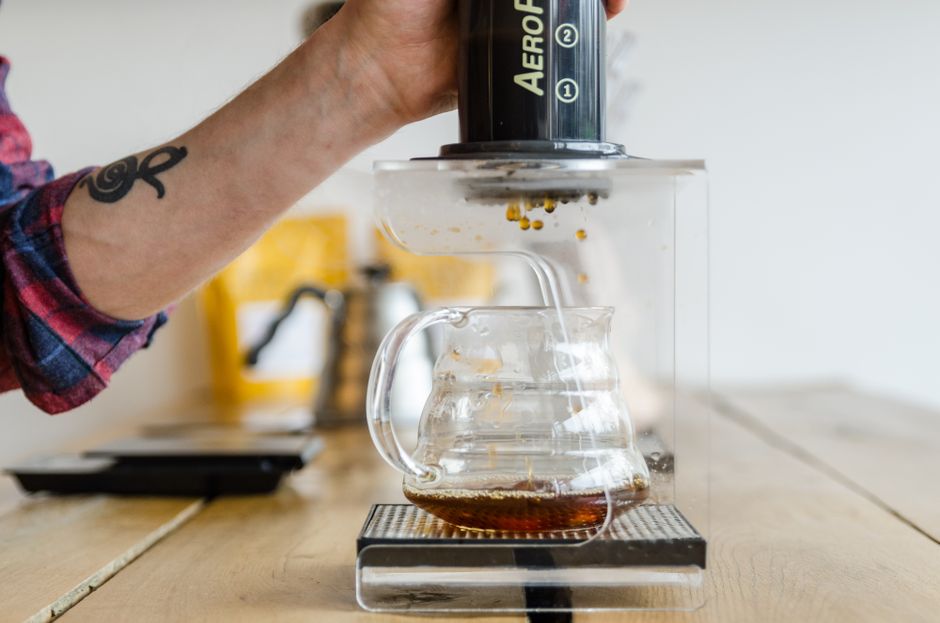 Menguasai Teknik Menyeduh Kopi Manual: Panduan Lengkap V60, French Press, dan AeroPress