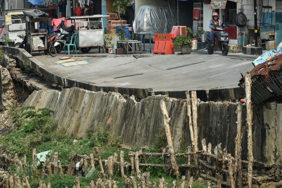 Jalan Ambles di Pulo Gadung Tak Kunjung Diperbaiki, Lima Bulan Hanya Bisa Dilalui Motor