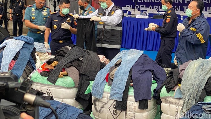 Bea Cukai Sita 43 Kontainer Baju Bekas Impor Ilegal Senilai Rp 37,5 M di Tanjung Priok