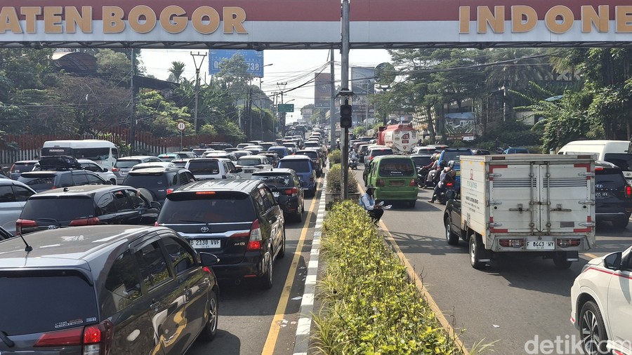 Arus Lalu Lintas di Kawasan Puncak Bogor Kembali Mengular di Tengah Libur Sekolah
