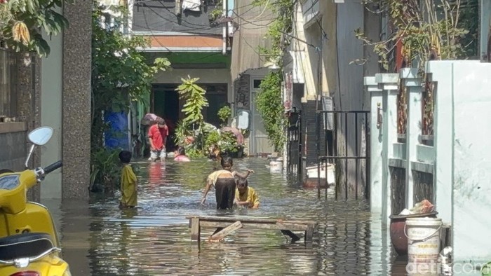 Hujan Deras Rendam Sejumlah Titik di Surabaya, Genangan Masih Bertahan hingga Siang Hari
