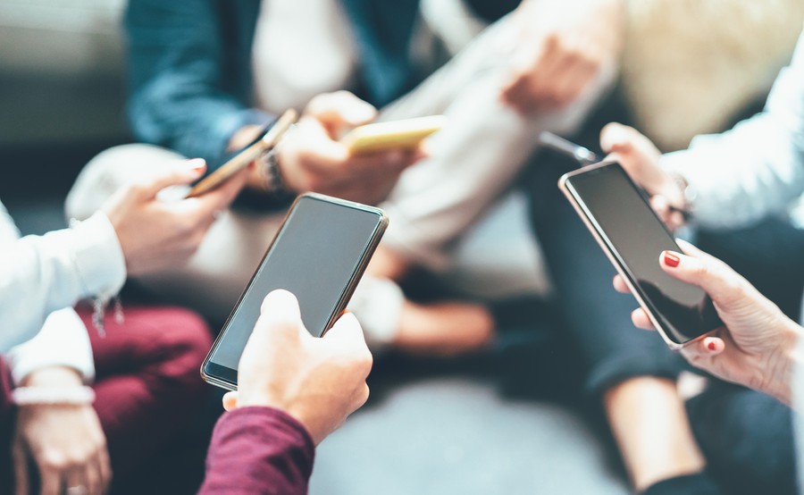Awas 'Phone Body', Postur Tubuh Berubah Akibat Keseringan Main HP