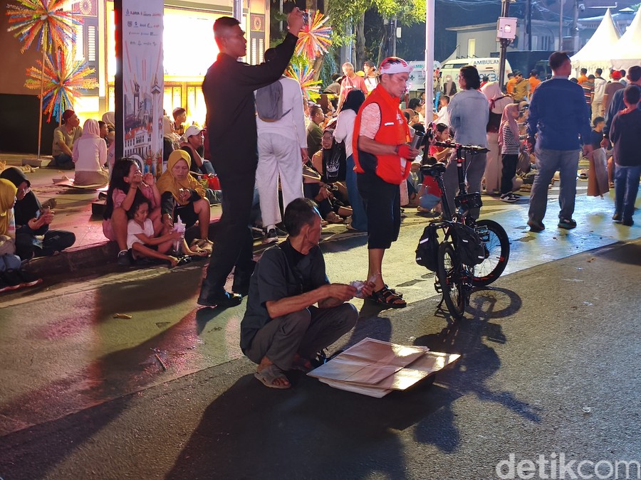 Tukang Tikar 'Semen' Ragunan Coba Peruntungan di Puncak HUT Jakarta Bundaran HI