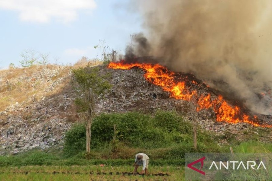 Kebakaran Landa TPA Pakusari Jember, Api Diduga Berasal dari Puntung Rokok