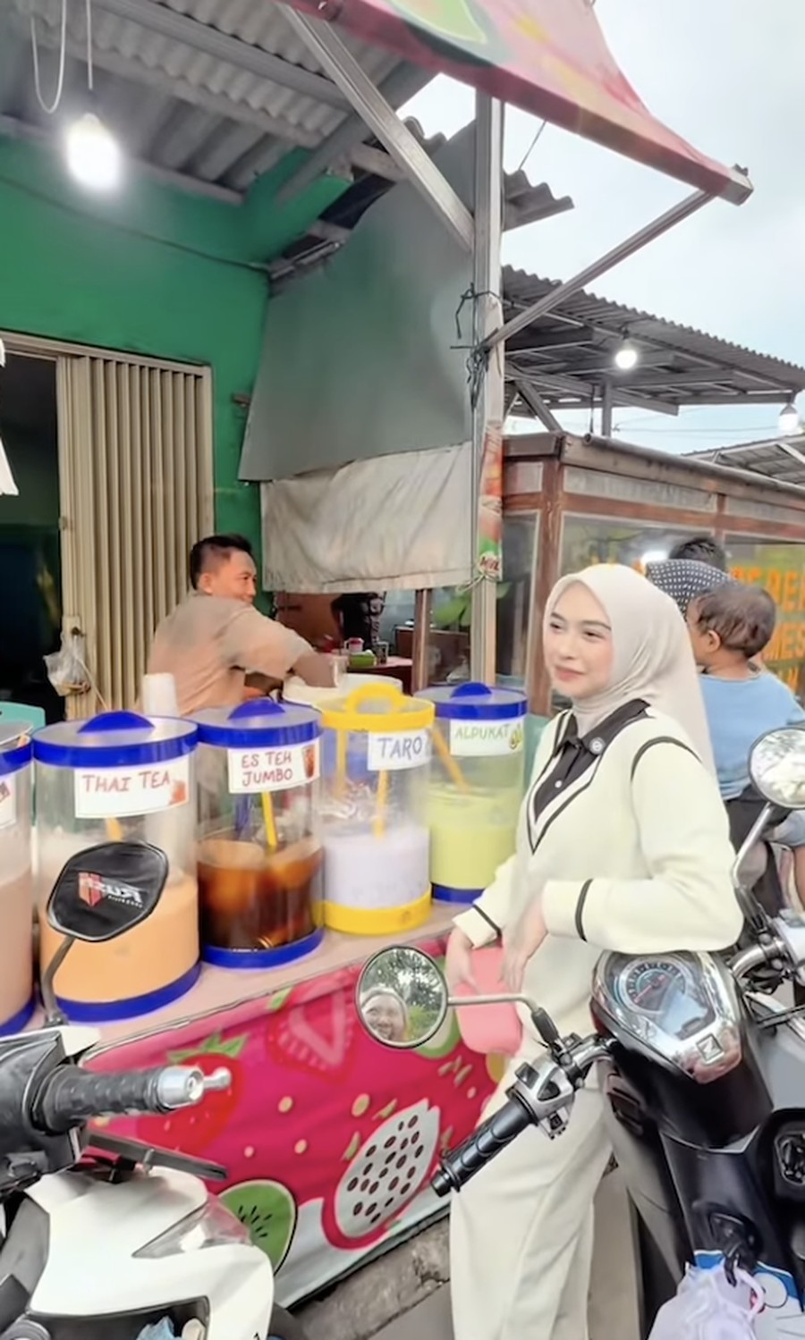Ria Ricis dan Tradisi Berbagi yang Tak Pernah Redup