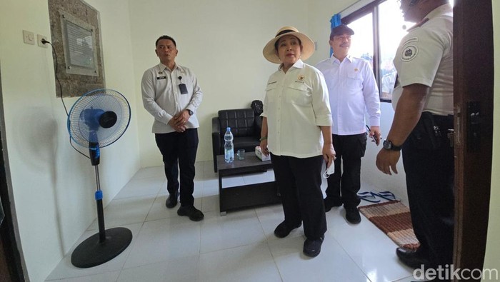 Titiek Soeharto Cek Rumdin Berbahan Batako FABA Produksi Napi Nusakambangan