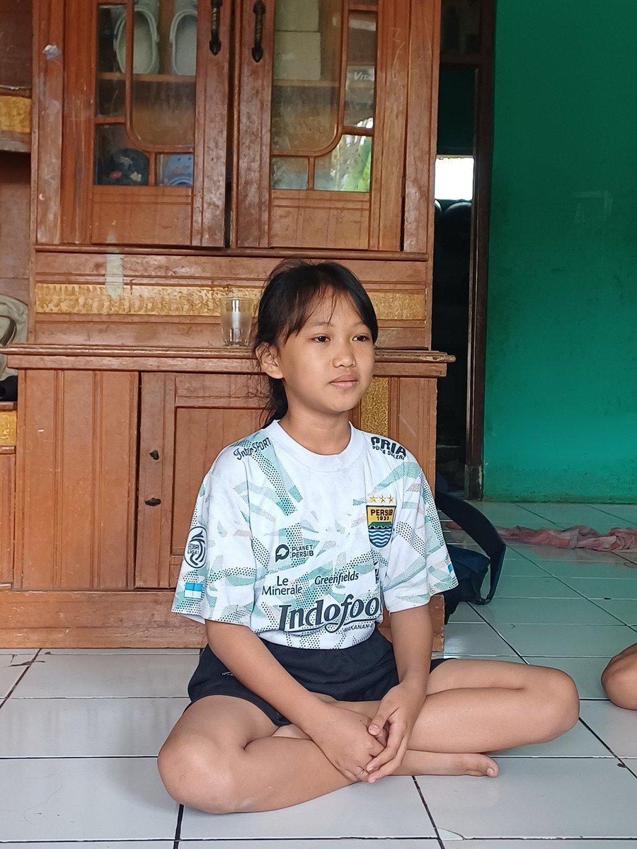 Perjuangan di Balik Senyum: Demi Sekolah, Uci Rela Berjualan Gorengan