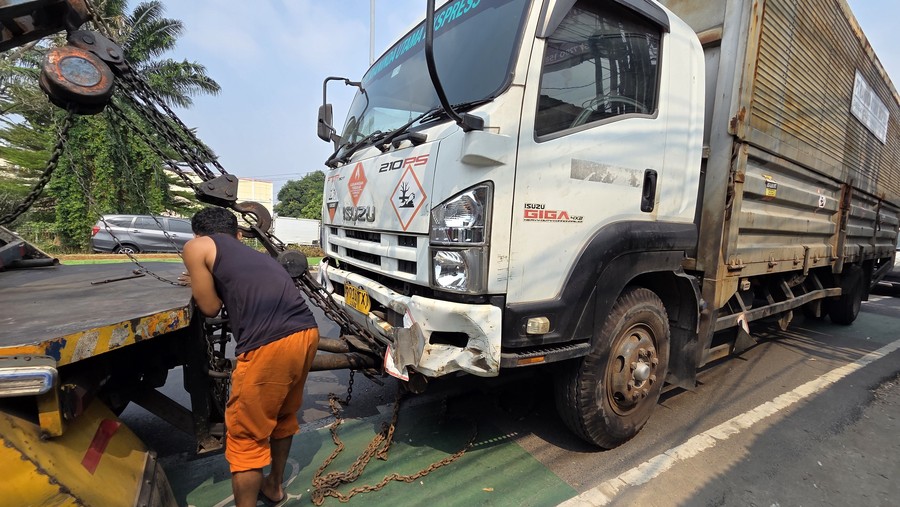 Kecelakaan Maut di Bekasi: Truk Wing Box Seruduk Pengendara Motor, Satu Tewas