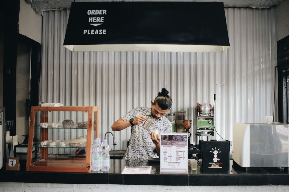 Barista Profesional: Panduan Lengkap Keterampilan dan Sertifikasi di Indonesia