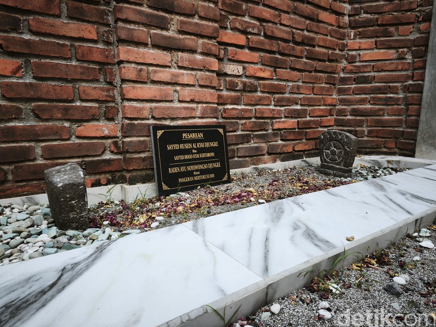 Tradisi Telur Sambal Kecap dan Kisah Makam Kiai Jungke di Tengah Rumah Warga
