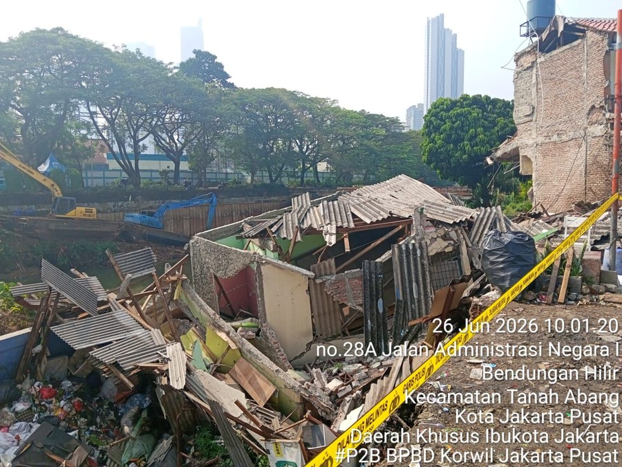 Rumah di Benhil Ambruk Pagi Buta, Abrasi Tanah Pinggir Kali Jadi Pemicu