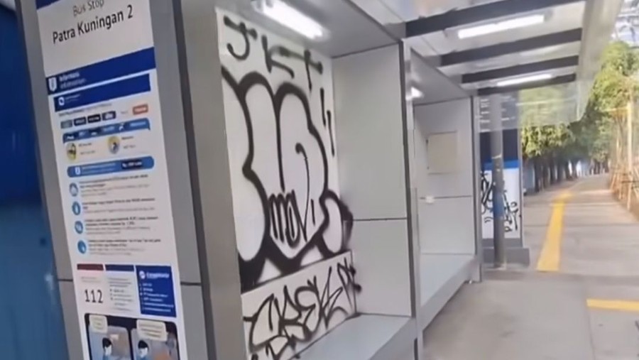 Fasilitas publik yang baru saja dipercantik kembali menjadi korban tangan jahil. Halte TransJakarta Patra Kuningan 2 yan