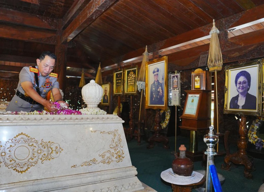 Kapolri Juga Ziarah ke Makam Soeharto di Astana Giribangun