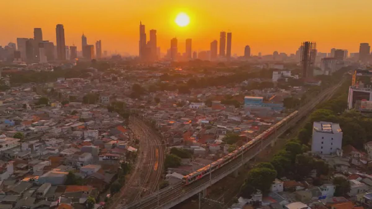 Manggarai Saksi Indahnya Matahari Terbenam di Langit Jakarta