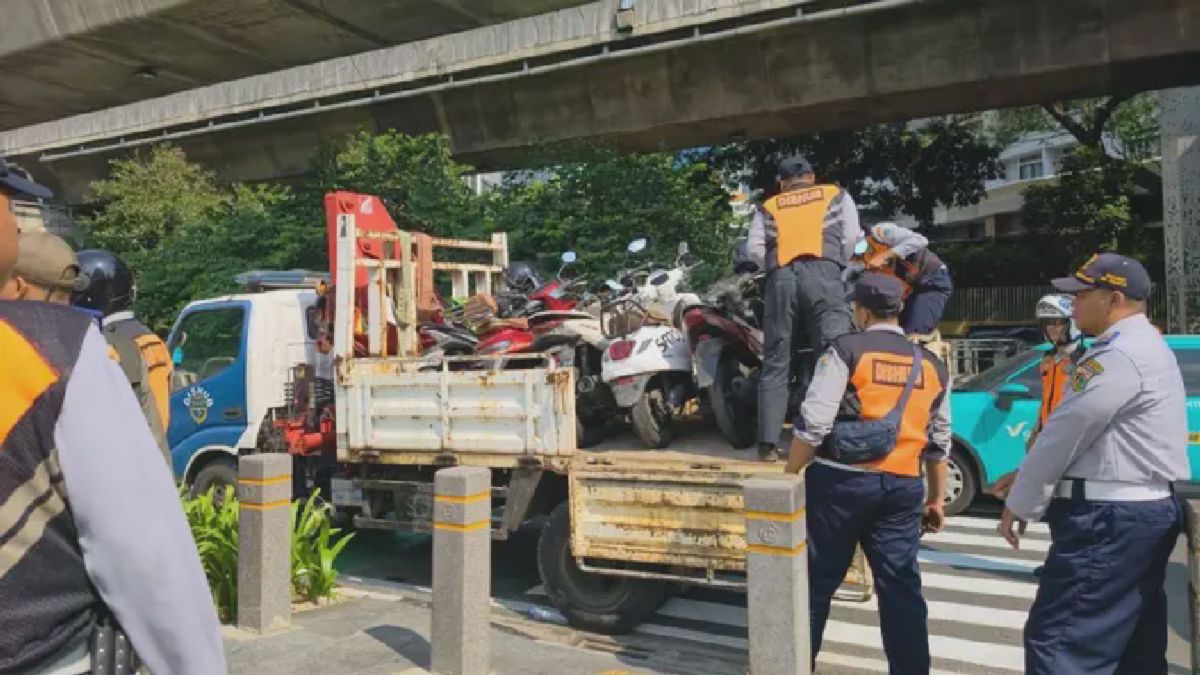 21 Sepeda Motor di Trotoar Jalan Prof Satrio Diangkut Petugas