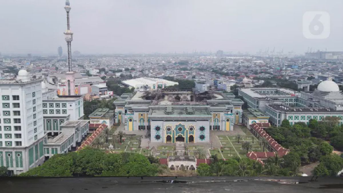 Kubah Masjid Islamic Centre Jakarta Ambruk Setelah Kebakaran Hebat