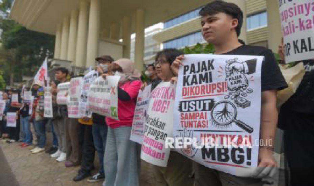 Puluhan Massa Geruduk Kejagung, Desak Pengusutan Korupsi Program MBG