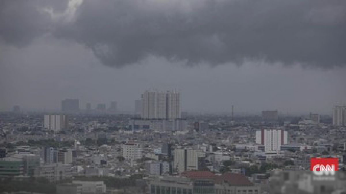 Awan kelabu mulai menyelimuti langit di sejumlah wilayah Indonesia menjelang akhir pekan