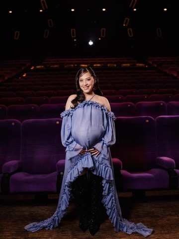 Gaya Maternity Terbaru Adhisty Zara, Pakai Gaun Oversized Berhias Ruffle