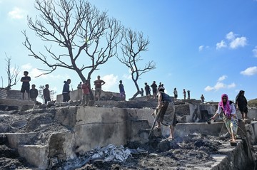 Pascakebakaran, Desa Adat Sade Lombok Dipenuhi Puing Bangunan