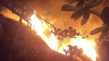 Kampung Adat Sade Dilalap Api, Rumah Sasak Terbakar-Warga Dievakuasi